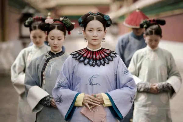 剧中是母子,现实却是夫妻,给双胞胎儿子取的名字很有意思,她是谁