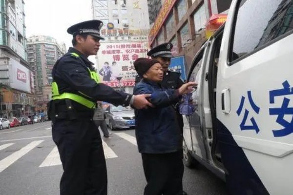 如何看待民警陪妻子逛街联手抓贼这件事?