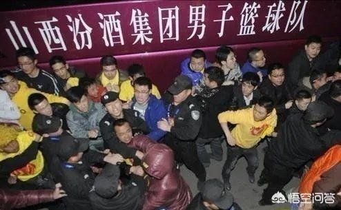 马布里当年在球员通道暴打山西队球迷被围堵大巴车,当时是怎么回事?