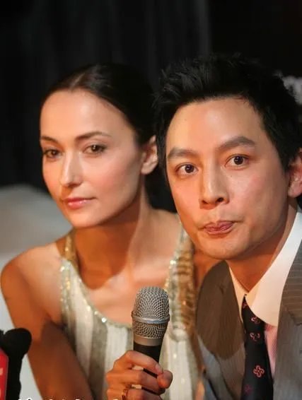 吴彦祖为老婆庆生晒20年前后对比照！自嘲头发已不多