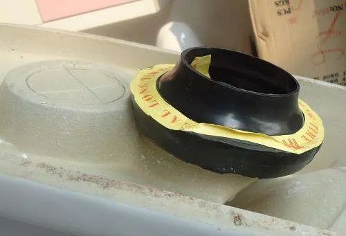 马桶底部漏水怎么办?马桶底部漏水的原因