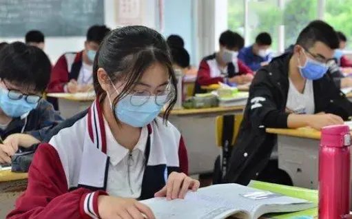 全国高考作文题目出炉,甲卷“难”到上热搜,专家对这一现象是如何解答的?