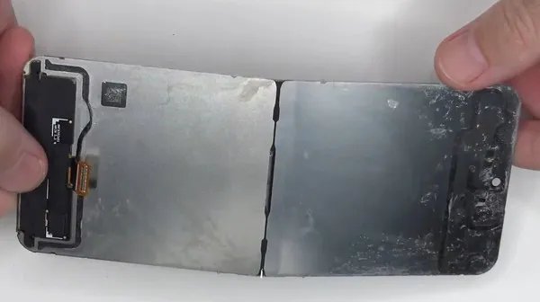 三星Galaxy Z Flip 3拆解:难以维修