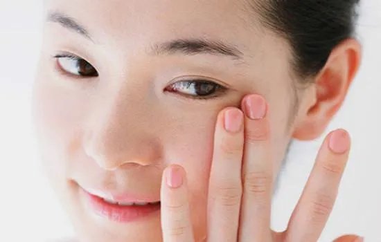 如何正确使用雅诗兰黛眼霜