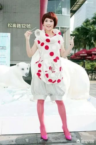 粉色丝袜应该搭配什么样的鞋子和衣服？