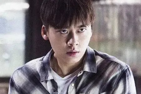 李易峰作品被下架,母校撤下其海报,从万人敬仰到万人唾弃,他经历了啥?