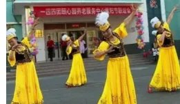 八旬老爷爷上演养老院时装秀,这样的方式对他们的生活有何影响?