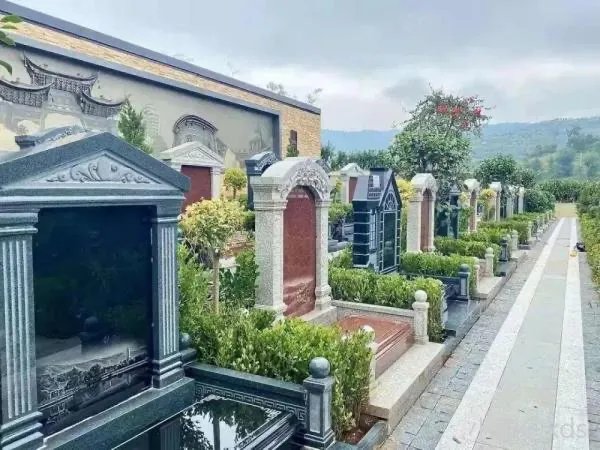 昆明有陵园买墓地可以按揭，你认为子女该不该为老人贷款买墓地？