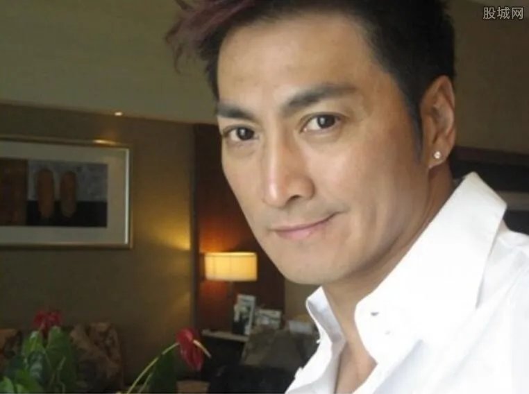 何家劲老婆是谁?揭何家劲不结婚的原因