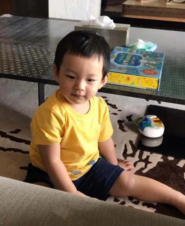 汪小菲儿子真的“惨”,负责烤肉给姐姐吃,连出镜的机会都没有,为什么?