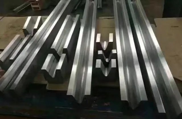 折弯机模具怎么安装调整 折弯机模具使用规范
