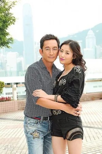 吴启华老婆大肚照曝光 请人选吉日剖腹产女