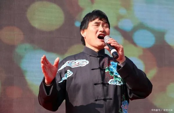 朱之文被村民“吸血”十年,家门被踢开成日常,这样处境的他为何不搬家?