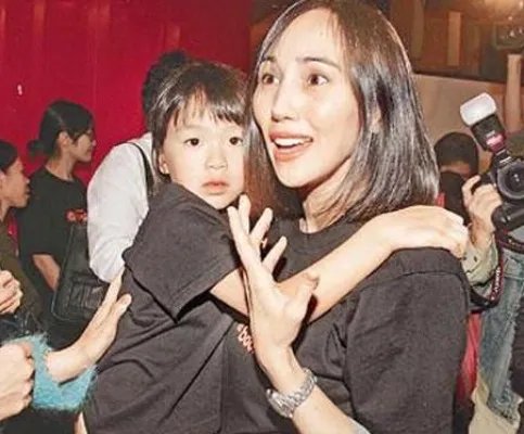 柏安妮不带乳罩照片曝光 其个人近况大揭秘