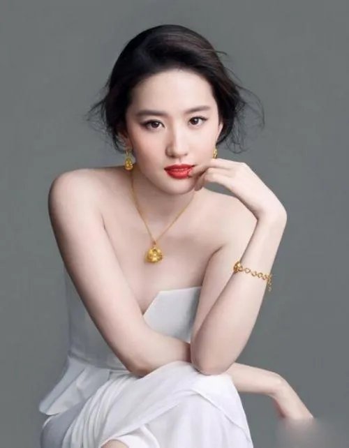 刘亦菲疑似恋情曝光，你认为明星恋爱该公开吗？