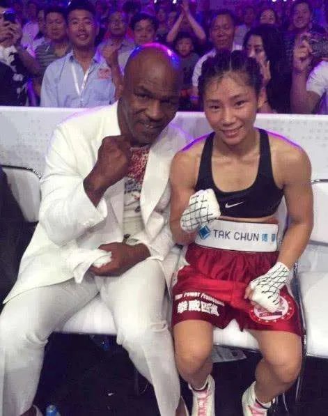 中国最强悍女拳王,连泰森都是她的粉丝,长相漂亮的她是谁呢?