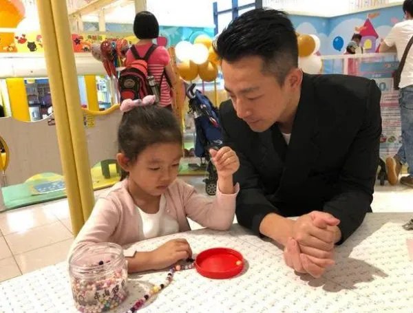 汪小菲儿子真的“惨”,负责烤肉给姐姐吃,连出镜的机会都没有,为什么?