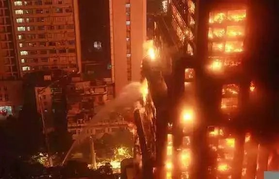 辽宁大连一高楼发生火灾，火势在楼体表面蔓延，现场情况如何？