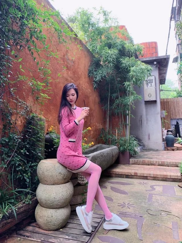 粉色丝袜应该搭配什么样的鞋子和衣服？