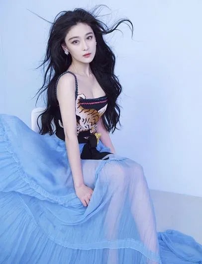 张馨予男人装花絮看点多 身材火爆乐享减肥秘诀