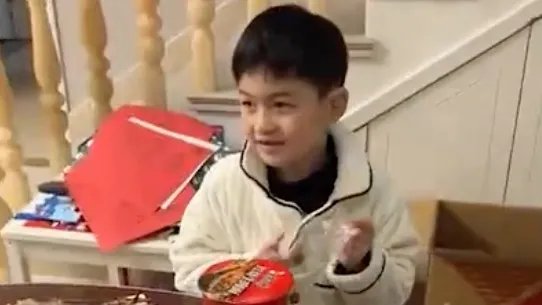 男孩面对帝王蟹年夜饭掏出了泡面 网友:突然理解小说霸总为何喜欢灰姑娘