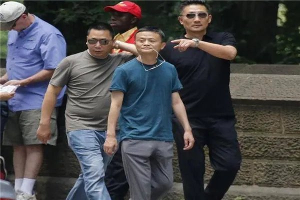 赵薇为何选择嫁给富商黄友龙,而不选择黄晓明呢?