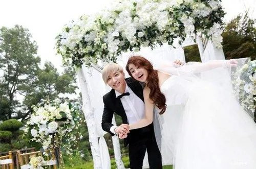 深圳婚纱摄影工作室哪家好 婚纱摄影价格是多少