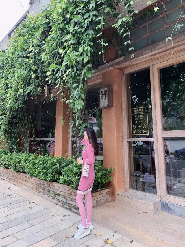 粉色丝袜应该搭配什么样的鞋子和衣服？