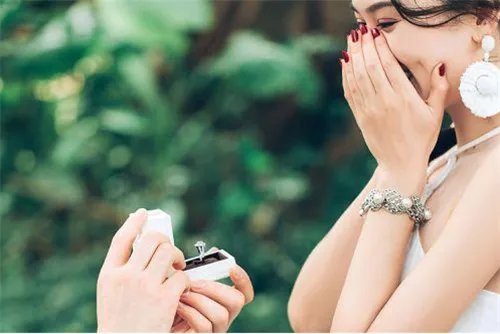 dr的钻戒真的不能买第二次吗 分手了dr戒指可以退吗