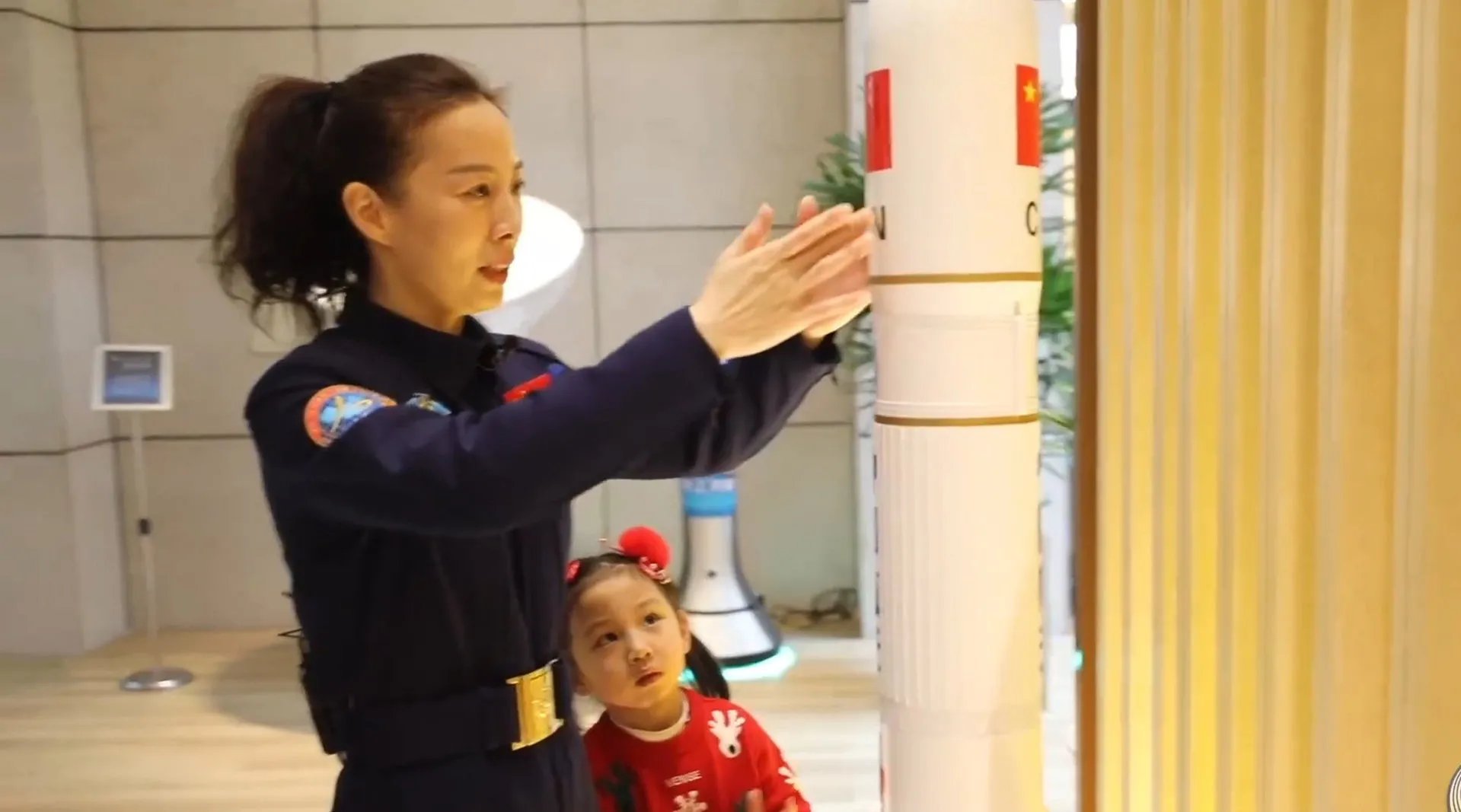 中国首位出舱的女航天员王亚平:出差半年去摘星星