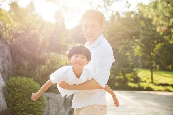 梦见自己抱着小男孩什么意思 梦见自己抱着小男孩预示什么