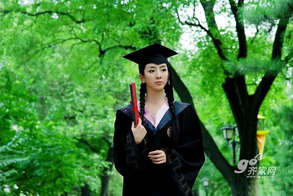 春晚新主持北大才女李思思最萌家居照