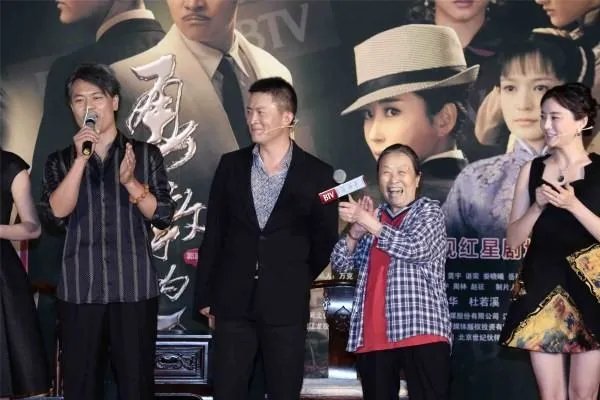 73岁的张少华出院，只有干儿子杨志刚搀扶，亲儿子为何不管呢？