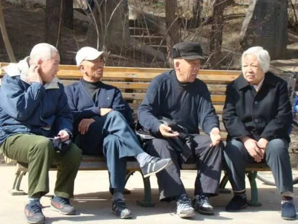 扬州大学生发明老人起行无忧椅,这个椅子有哪些功能?