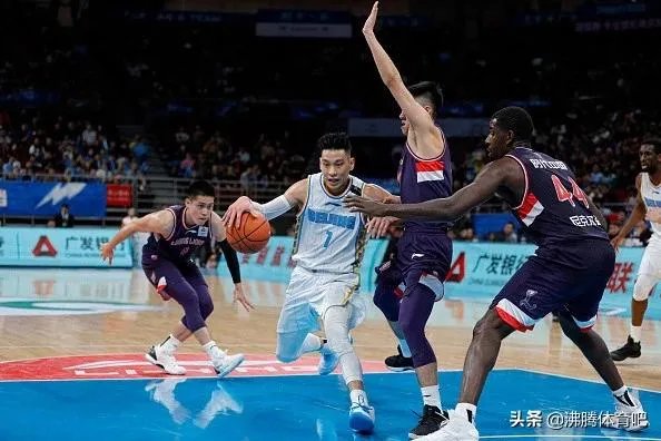 林书豪经常在比赛中摔倒,被防守侵犯的次数如何?从罚球来看,是否得到了合理的吹罚?