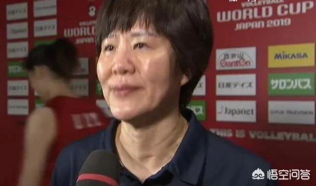 中国女排3-0击败阿根廷后，郎平赛后采访时哽咽，直言：世界杯挺难的，你怎么看？