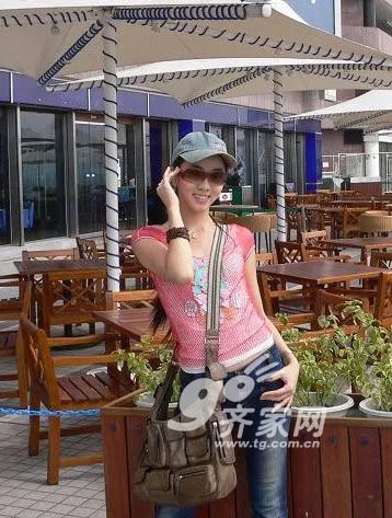 春晚新主持北大才女李思思最萌家居照