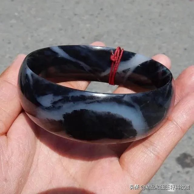 图中的和田玉的摆件价值如何？