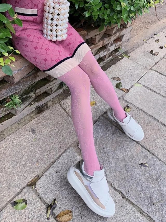 粉色丝袜应该搭配什么样的鞋子和衣服？