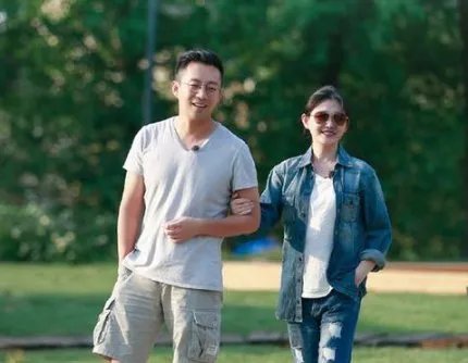 汪小菲儿子真的“惨”,负责烤肉给姐姐吃,连出镜的机会都没有,为什么?