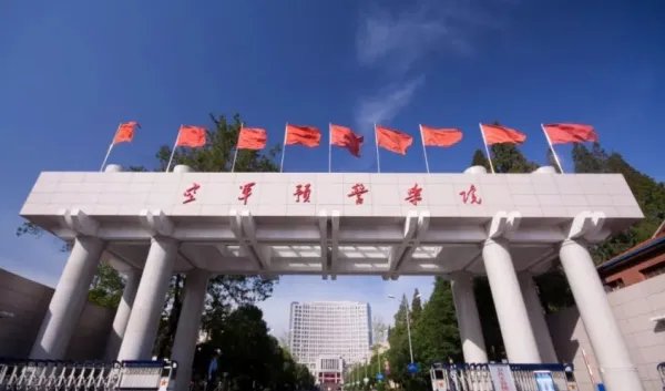 武汉空军雷达学院近2017年的录取分数线？