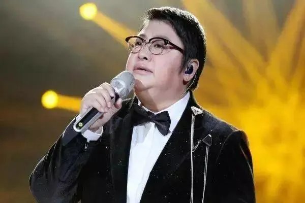 49岁韩红暴瘦后罕现身，众领导簇拥地位不凡，为何却被网友质疑是假货？