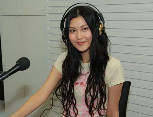 李彩桦吻戏办公室曝光 传奇默认恋爱透露已见过父母