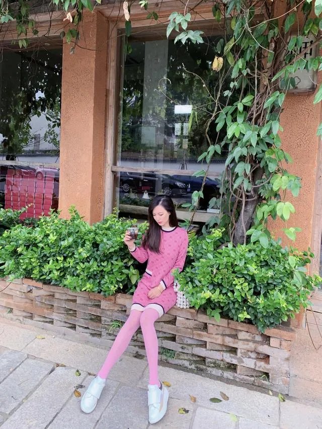 粉色丝袜应该搭配什么样的鞋子和衣服？