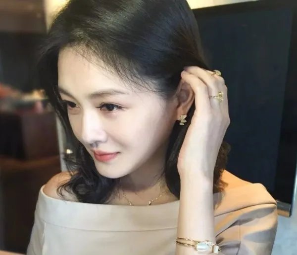 汪小菲儿子真的“惨”,负责烤肉给姐姐吃,连出镜的机会都没有,为什么?