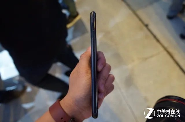 YOTA3手机上手：背面墨水屏可玩微信