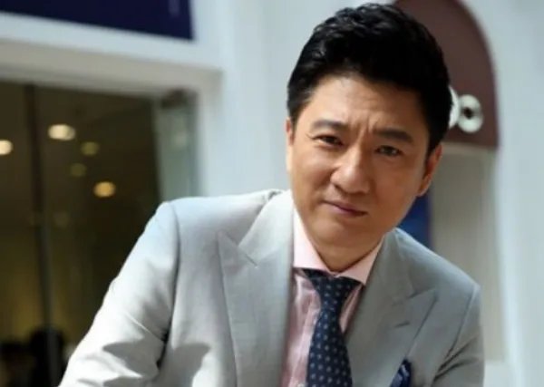 男演员韩青出道27年零绯闻，如此优秀的他如今为何会娶护士为妻？