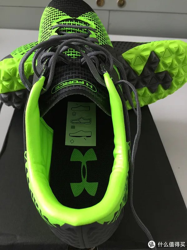微胖子的运动梦想 篇六:第一双安德玛足球鞋:Under Armour 安德玛 UA Clutchfit Force 2.0 TR 分享