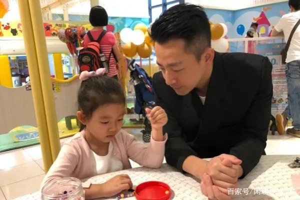 汪小菲儿子真的“惨”,负责烤肉给姐姐吃,连出镜的机会都没有,为什么?