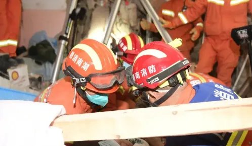长沙倒塌事故被困者敲了2天2夜管子,救援工作的难度有多大?